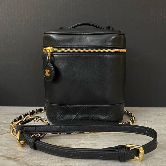 CHANEL Handbags - CHANEL CC Bicolore Lambskin Vanity Bag 💼 Black